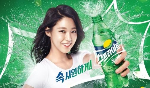 一款饮料掀起绿色海洋风,满屏都是韩国女神,李成敏最迷人