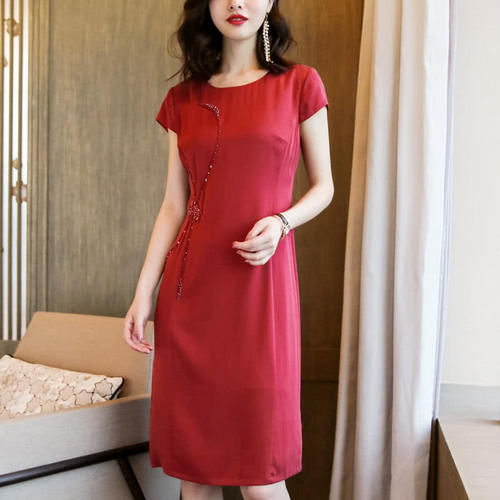 40岁女人这样穿才高雅！“素雅裙＋平鞋”，高贵大方超时尚