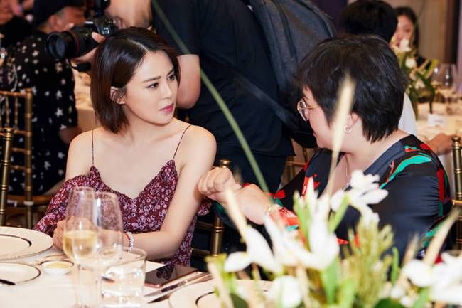 关悦裸肩碎花裙亮相珠宝晚宴 魅力翻倍