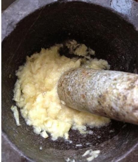 香蕉捣碎,加它抹脸,七天皮肤白如面粉,斑点一扫而空