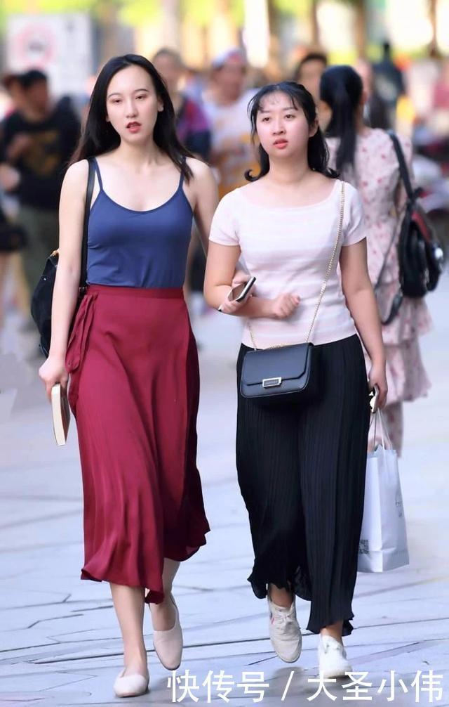  蓝色|美女街拍：长裙小姐姐很会搭配，上面蓝色下面红色，穿起来高级！