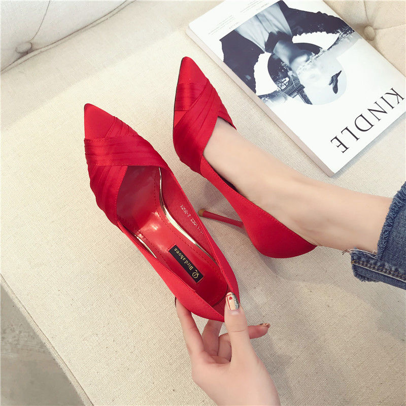 有一种高跟鞋叫细跟尖头鞋,简直迷死人!绽放