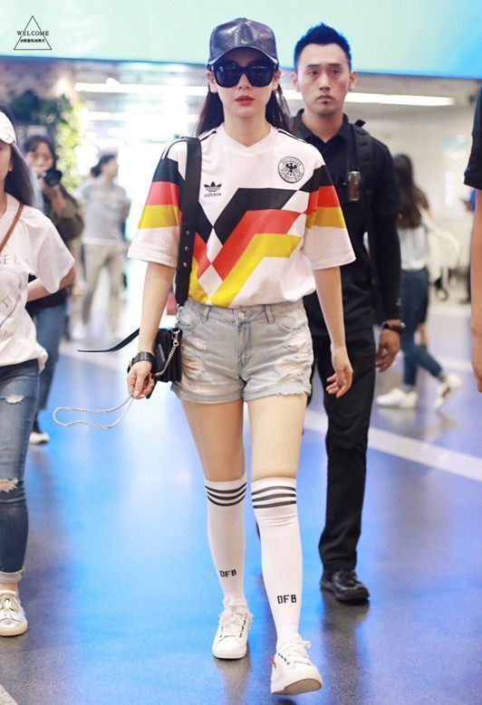 戚薇为了美真是拼了，穿运动长袜勒出了肉，网友：太紧就别穿了，