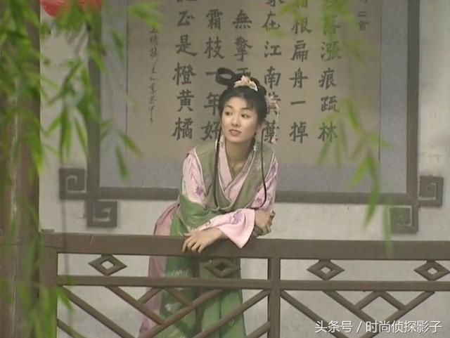 站在长廊看风景的古装女子，李玉湖惬意、白飞飞甜美、蓝儿好兴致