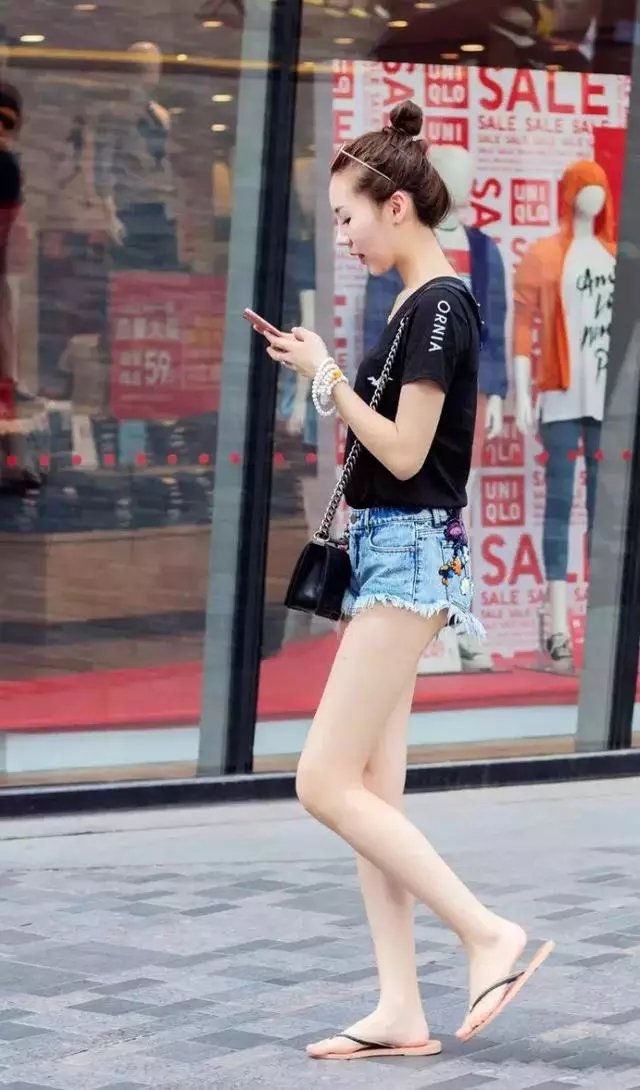 路人街拍，小姐姐这身紧身连衣短裙，真是性感无比