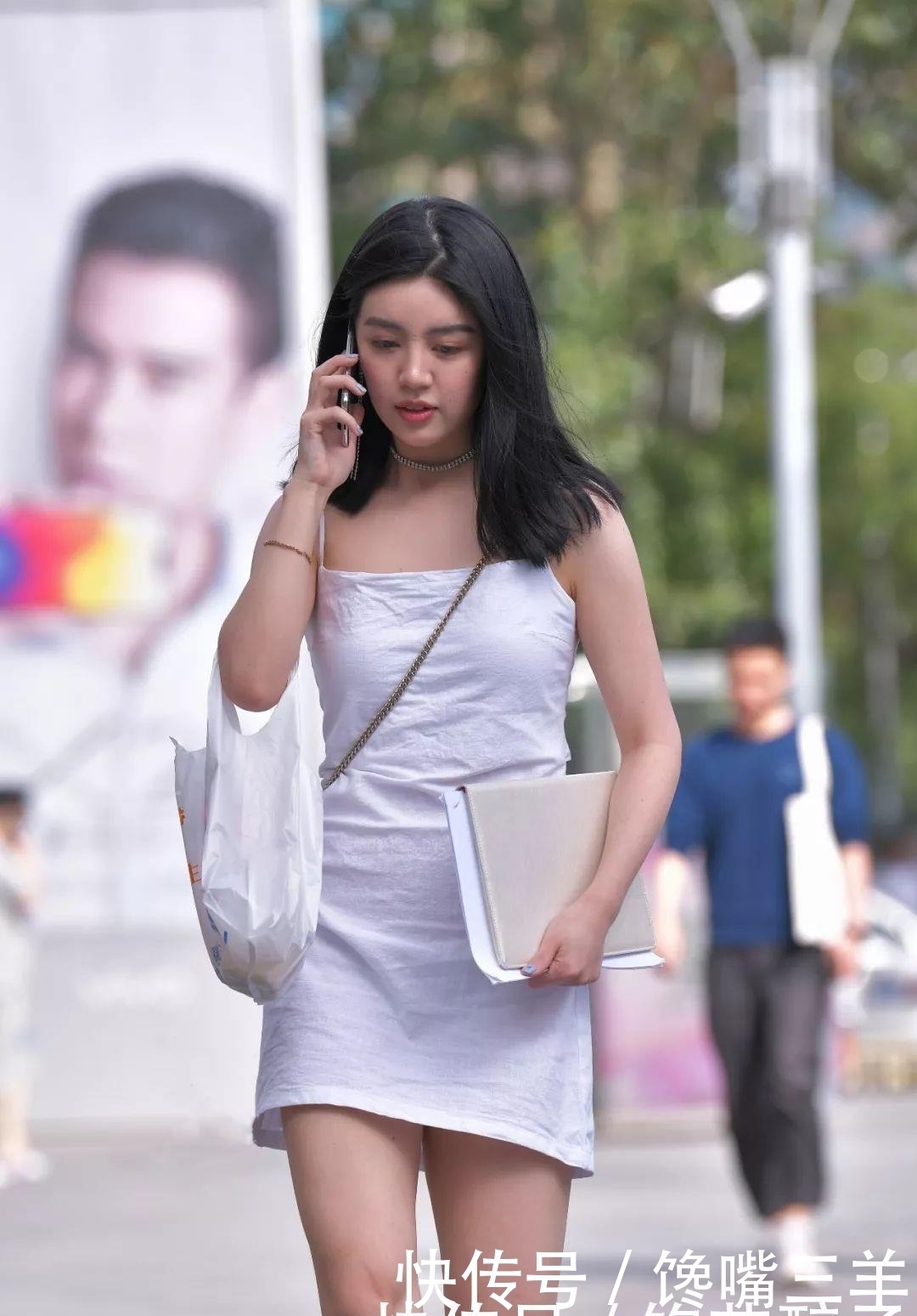 时尚|时尚街拍/大长腿的女孩,你的鞋子似有若无