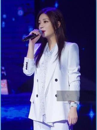 43岁的赵薇穿白西装太霸气，35岁的韩雪却不一样，网友：太仙气了