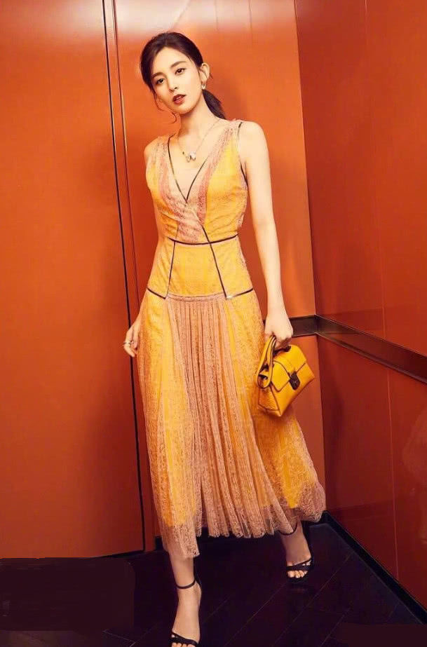 古力娜扎豁出去了，为显腿长裙子越来越短，只能靠二郎腿防走光