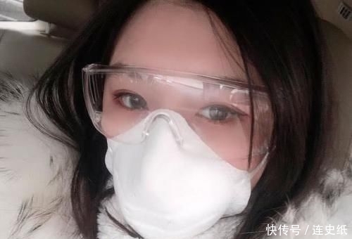  「美女」美女复工后第一次化妆，为保护口罩仅画半张脸，只描眉毛不涂口红
