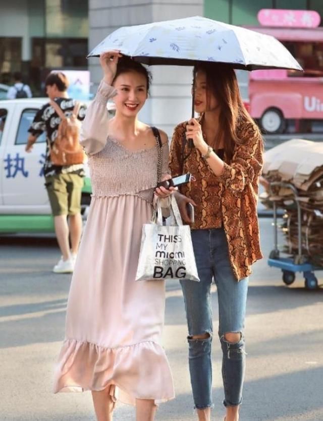 「搭配」街拍小姐姐一件黑色露脐装搭配短裤展现出美丽柔和的一面