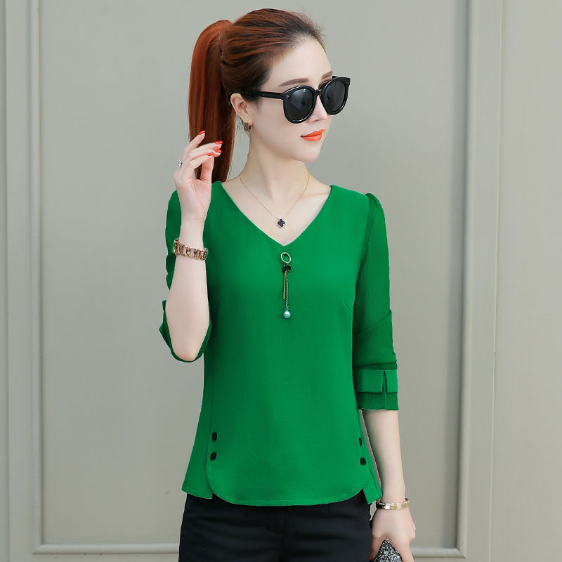 52岁妈妈不爱穿裙子，只钟爱这棉麻小衫，毕竟洋气高贵又减龄