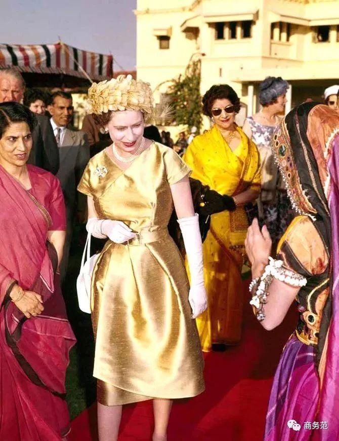 梅根花600万买衣服，坐姿被网友吐槽不合格，王妃太难当