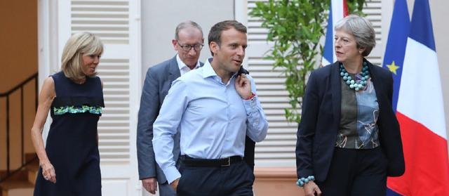 65岁法国第一夫人陪丈夫马克龙亮相！腿都快瘦得和鞋跟一样粗了！