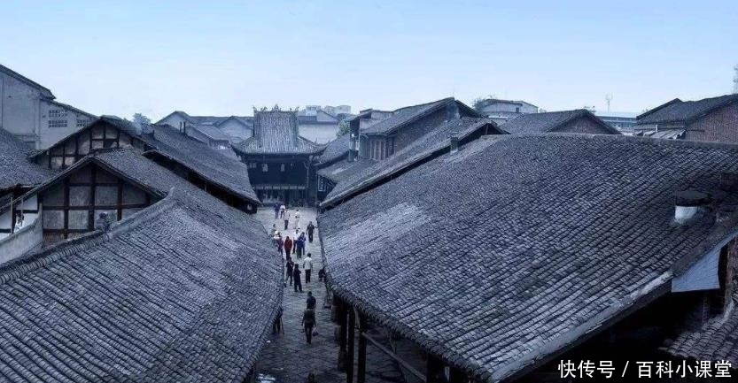 中国唯一的似船形的古镇,当地人生活非常悠闲,住宿一晚只需10元