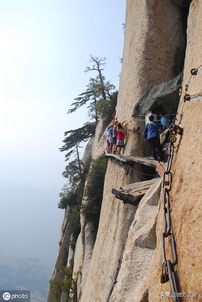华山之上，有段长空栈道，虽然险峻，游客却络绎不绝