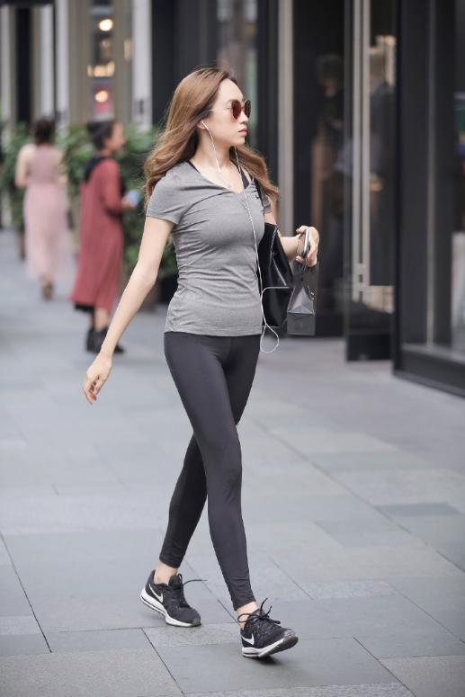 路人街拍，左边小姐姐穿的是一件印花的吊带连衣裙遮肉又显高