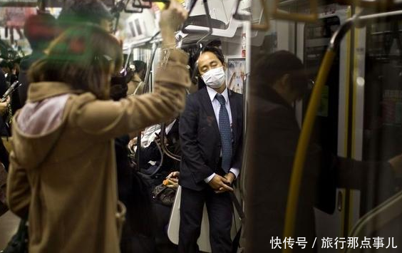 中国游客去日本，主动给公交车老人让座！还被公交车老人“指点”