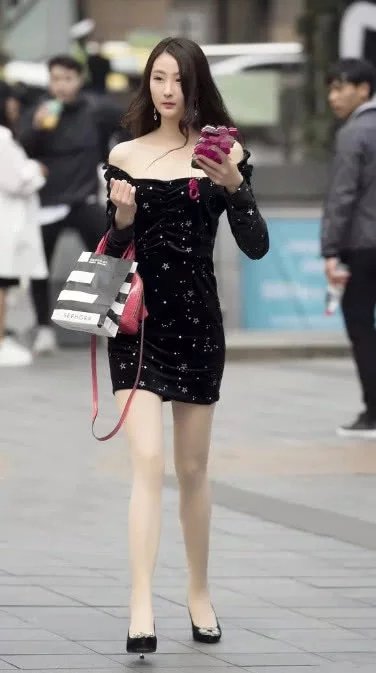 气质小姐姐穿白色丝袜尽显大长腿，第一次见到这么细长的美腿