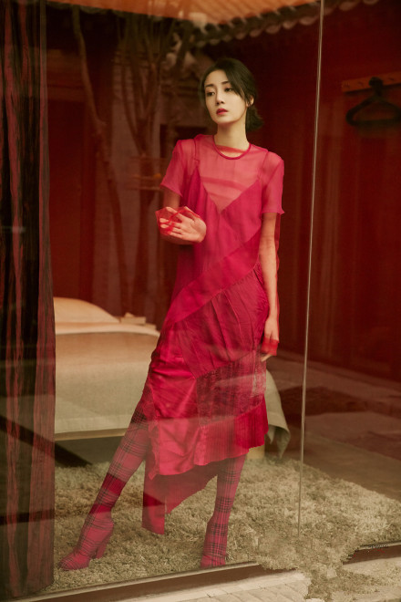 杨幂新剧剧照曝光，全素颜出镜，网友吐槽：真的是又黑又老气