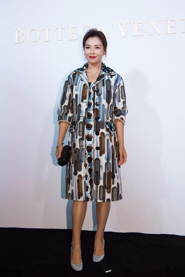 刘涛怎么没腰，腿还粗？看她平时都是高瘦美啊！网友：身材藏得好