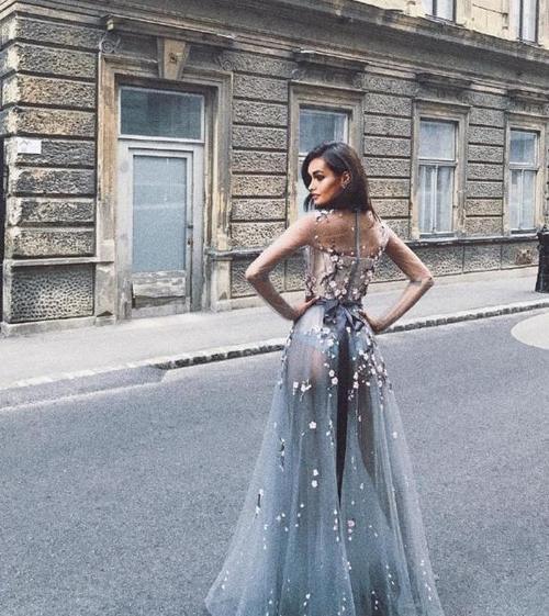 还记得那个扶起奚梦瑶的巴西维密天使么 人美心善