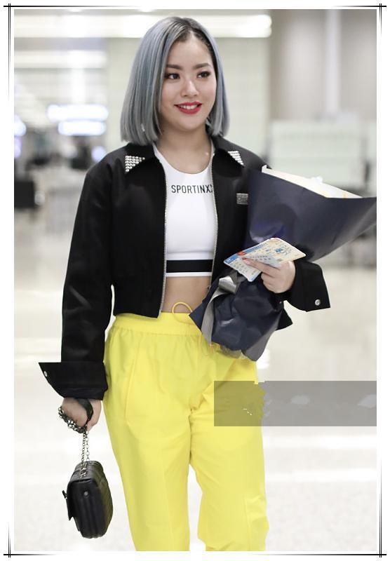 看了王菊的露脐装，再看吴宣仪，才知道吃不胖和拼命瘦差距有多大