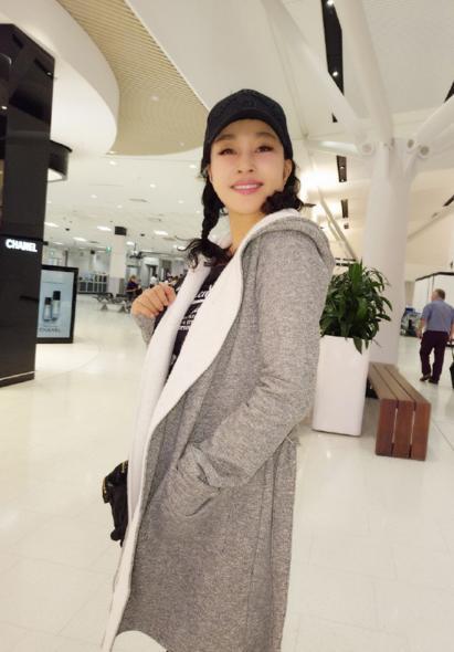 刘晓庆不服老！63穿23衣服，网友：奶奶别装了，脸都成石膏了