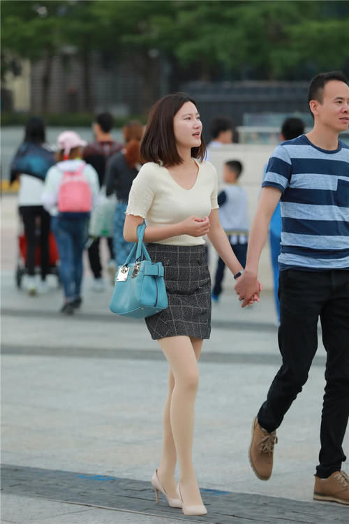  『奶油色』路人街拍：“奶油色”针织短上衣搭配A字裙，穿出了女神范！