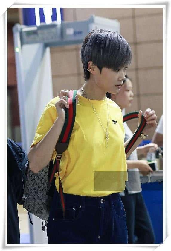 直到李宇春穿上T恤衫，才知道她深藏不露不仅仅是腿，网友：厉害