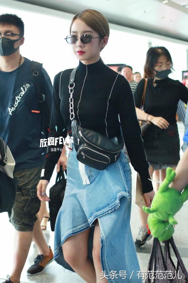 孟美岐真敢穿，1万块的高跟鞋居然套个塑料袋子，网友：这叫时尚