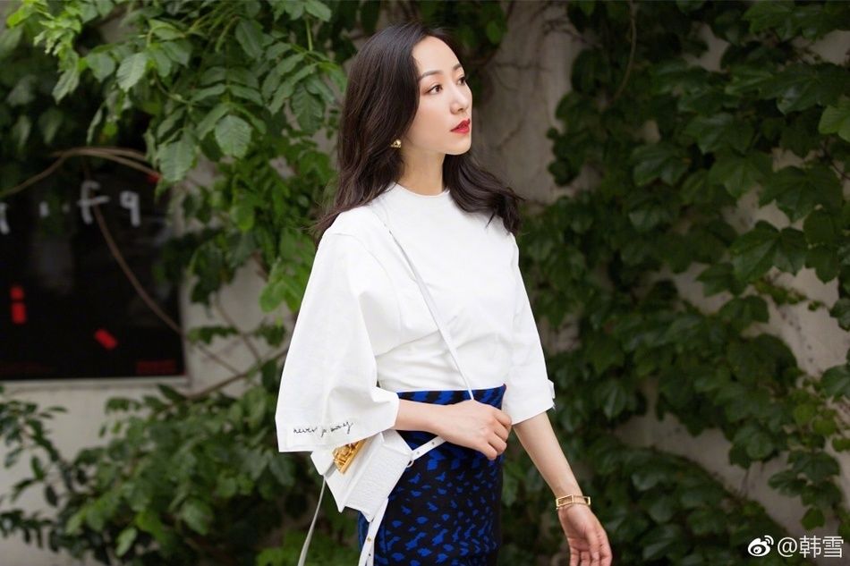韩雪最新时尚写真大片，黑色尖头高跟鞋搭配齐膝长裙展现小腿线条