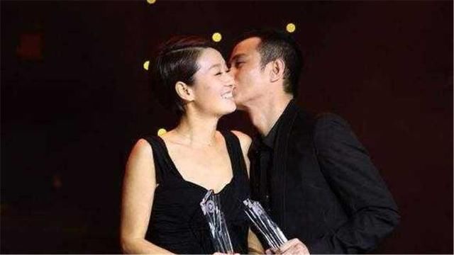 “吊带裙、牛仔裤、拖鞋”的标配，让她自称是“批发商”！