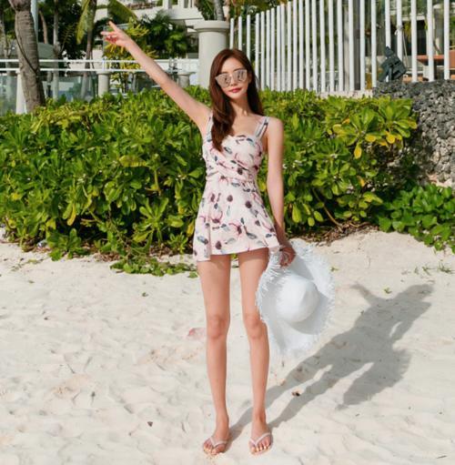 清澈甜美的泳衣美女，身形凹凸有致，彰显女神范儿！