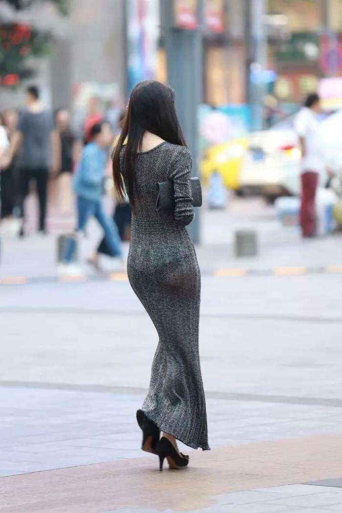 街拍: 薄款紧身长裙, 若隐若现吸引男人目光