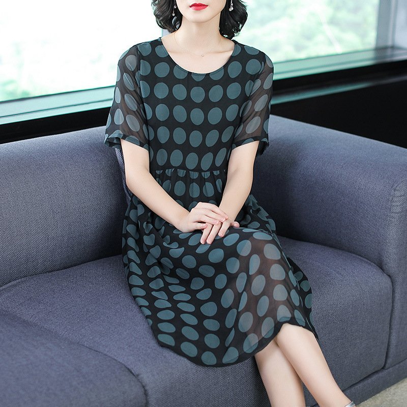 这才叫“妈妈装”，40--60岁女人穿洋气又显年轻，美的刚刚好