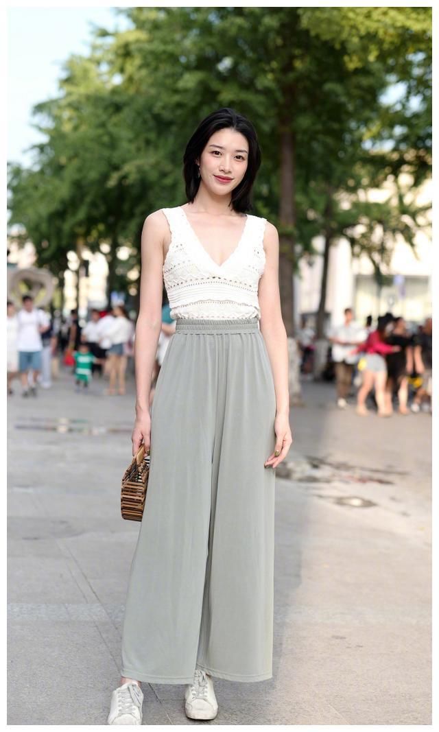 街拍:图1凹凸有致，图3韵味十足，图8高挑靓丽美女