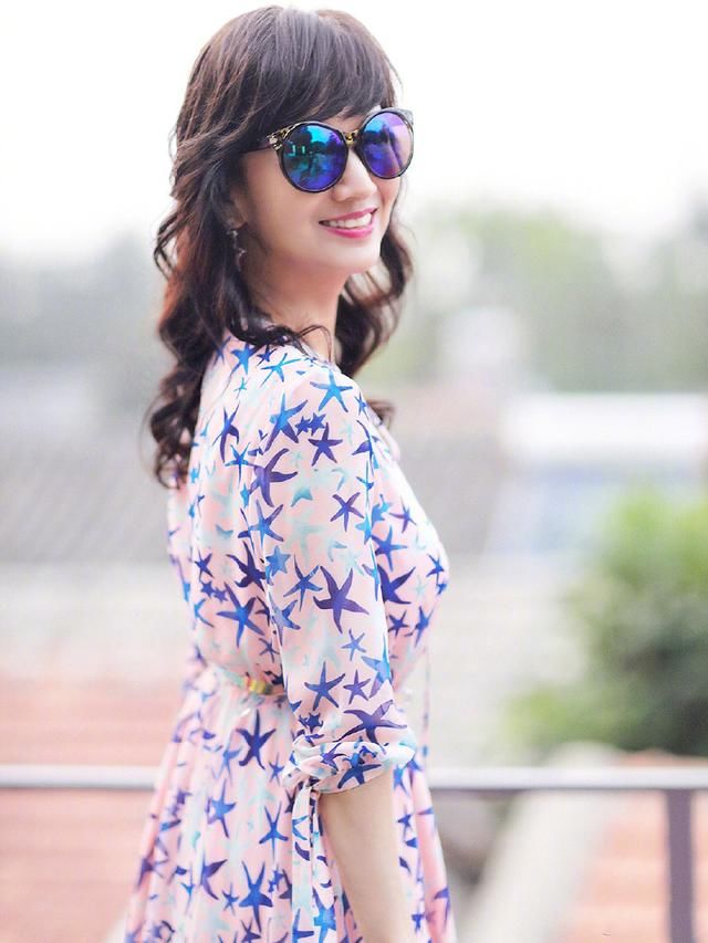 63岁赵雅芝爱穿紫色？薄纱裙换到星星裙，美出像30岁气质！