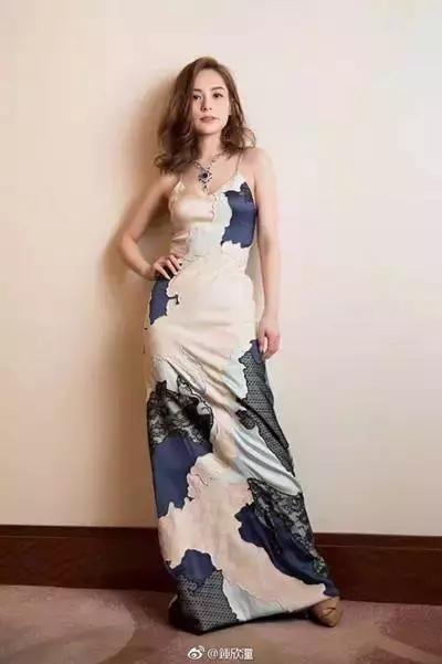 阿娇衣品大变!穿的像个高中生,但网友却盯着她肚子上的淤青不放