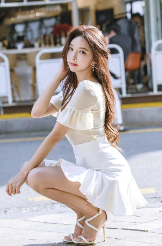 路人街拍：气质优雅的美女，曼妙曲线，别样风情韵味十足