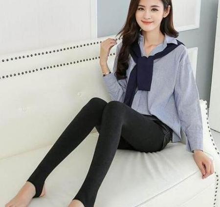 紧身打底裤搭配出女人迷人的气质，显现出让人心动的魅力！