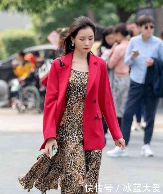  [时尚]街拍：明眸善睐的美女，豹纹连衣裙外搭外套，时尚又大气