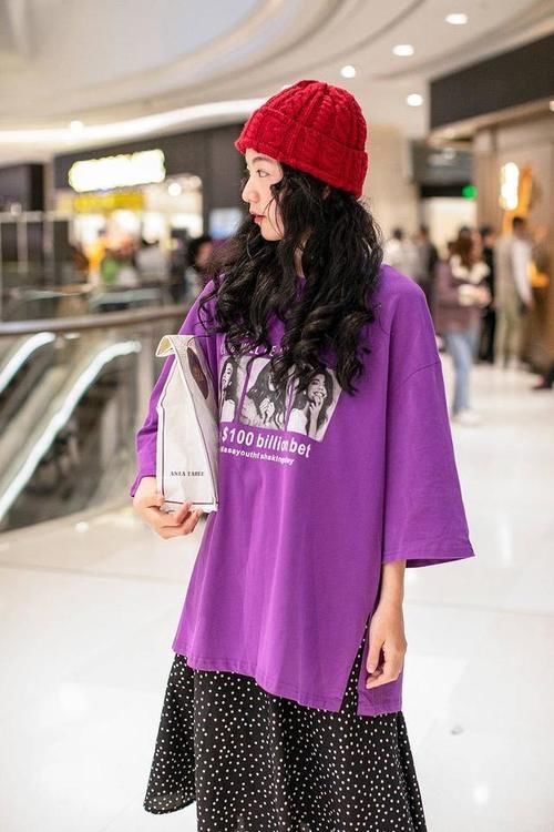  宽松@街拍时尚潮人穿搭，衬衫搭格纹裙减龄又清新，宽松短T舒适且显瘦