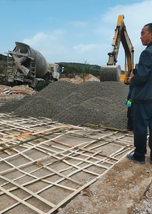  [村民]农村“村村通”水泥路，村民用竹子铺路基，网友称：难得