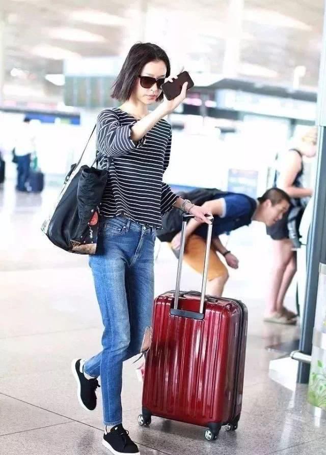  春天@条纹T恤经久不衰，春天这样穿就很chic！