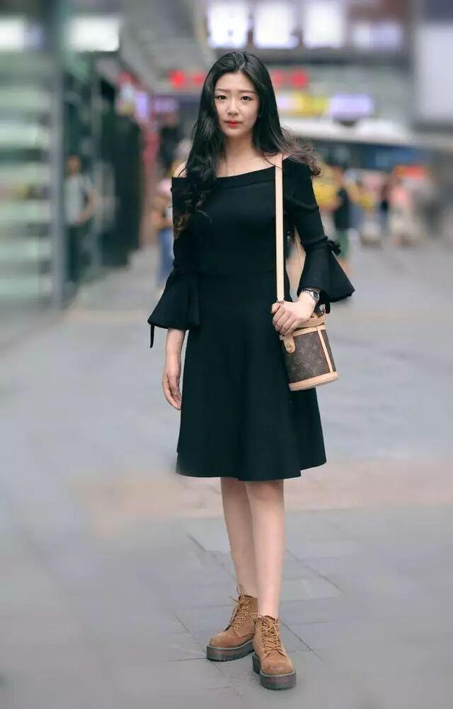 街拍：时尚小姐姐颜值高衣品好，简直赛过校花！