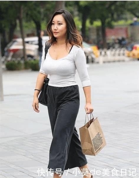 T恤衫|街拍:清凉的紧身T恤衫,彰显妹子更加傲人凸出,性感而优雅