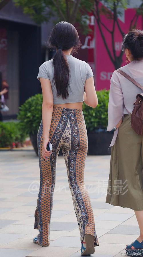 街拍:小姐姐十几块T恤配牛仔裤,修身显瘦好身材秀出来