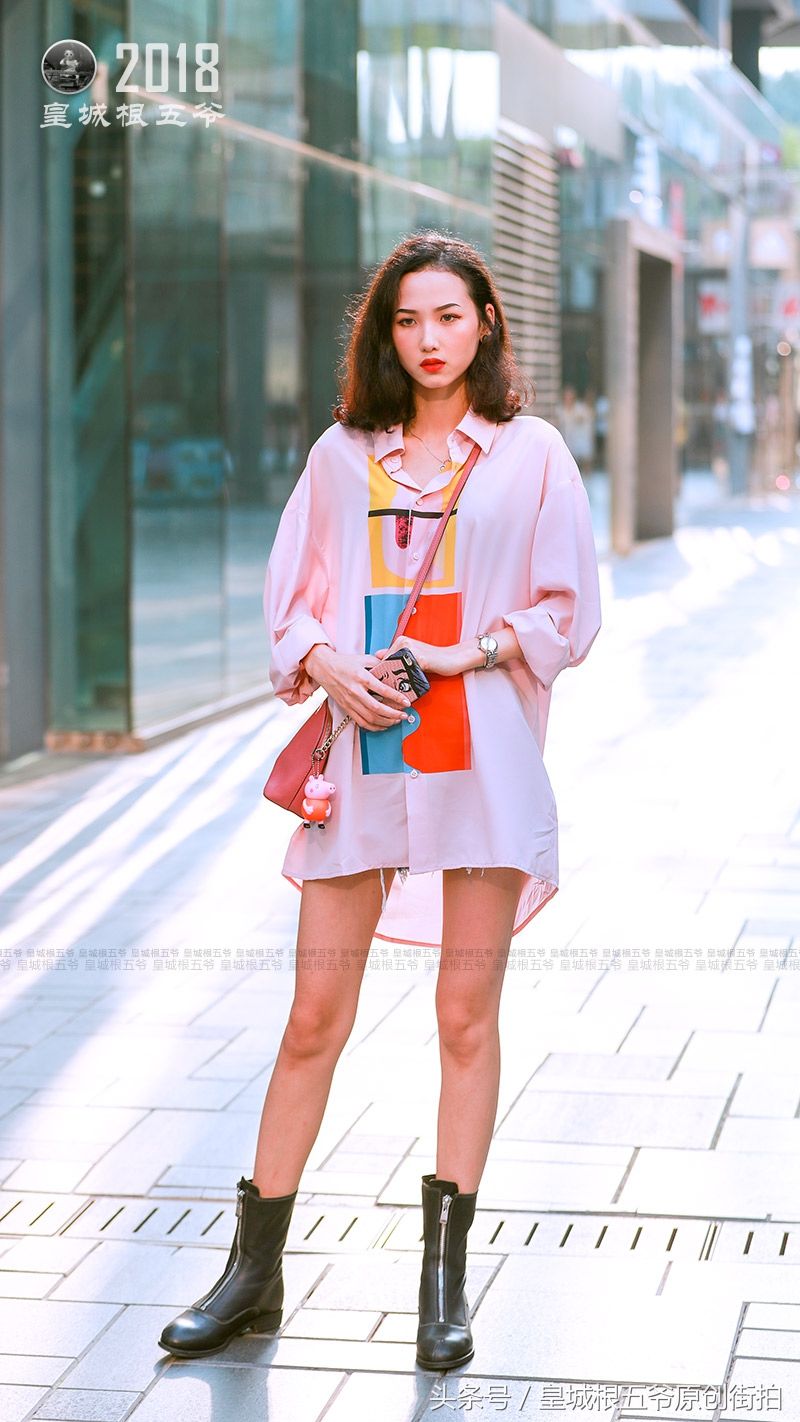 街拍:在三里屯街头遇上几位非常美丽时髦的女孩