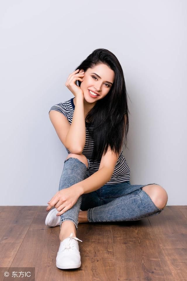 女人年纪大少穿紧身裤,建议这几款T恤,妩媚清凉,赚足眼球