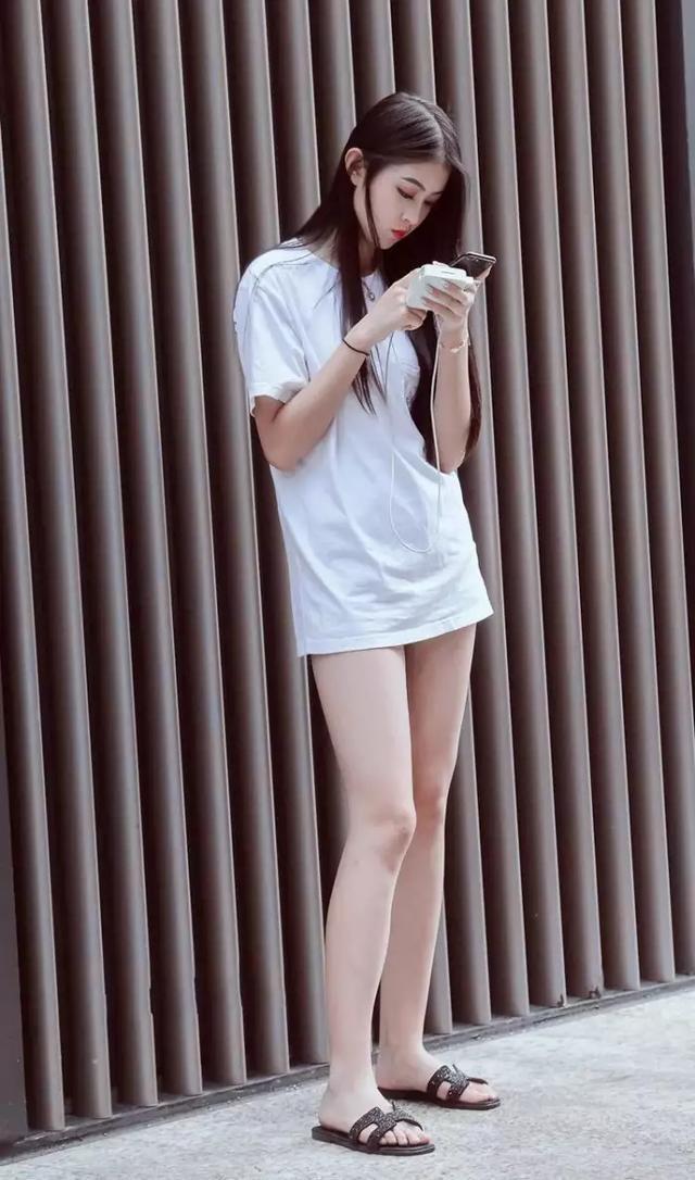 街拍：小姐姐时尚亮丽肌肤柔嫩，身材均匀有致！